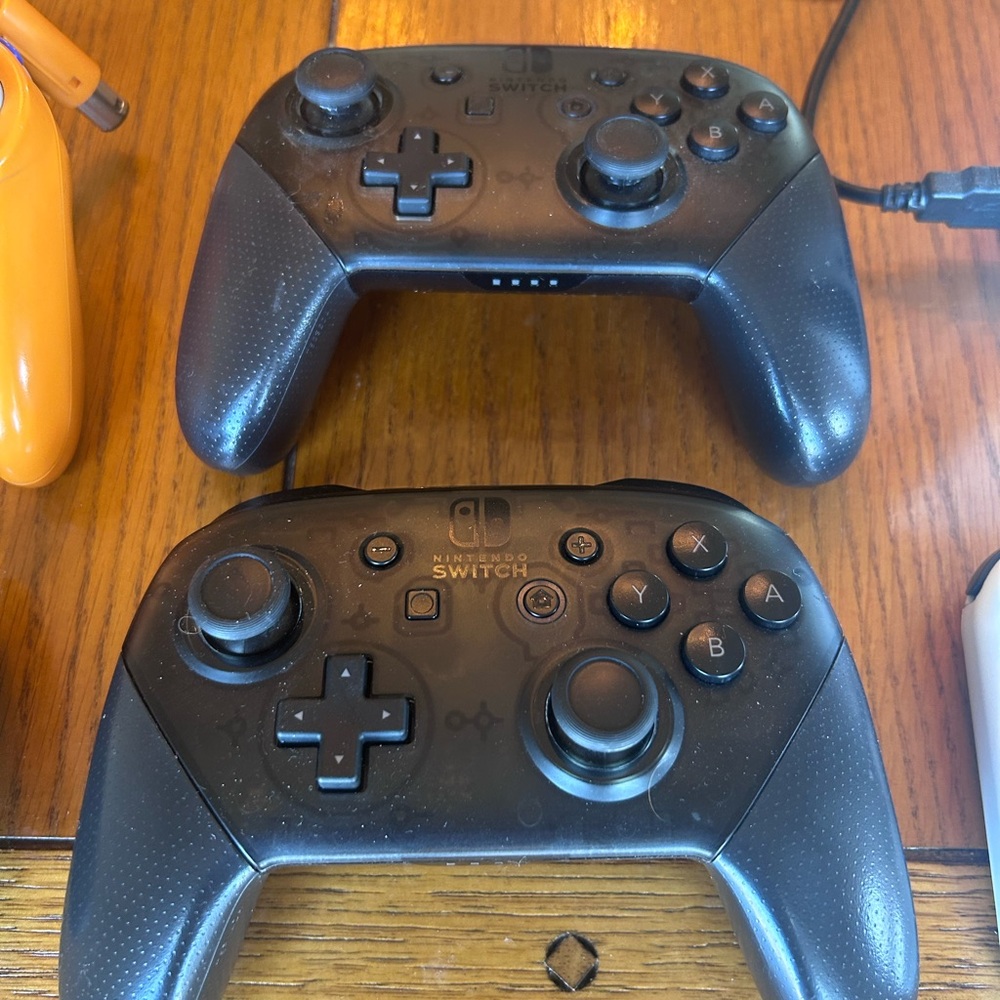 Nintendo Switch OLED with Super Smash Brothers, pro controllers π - Picture 5 of 6